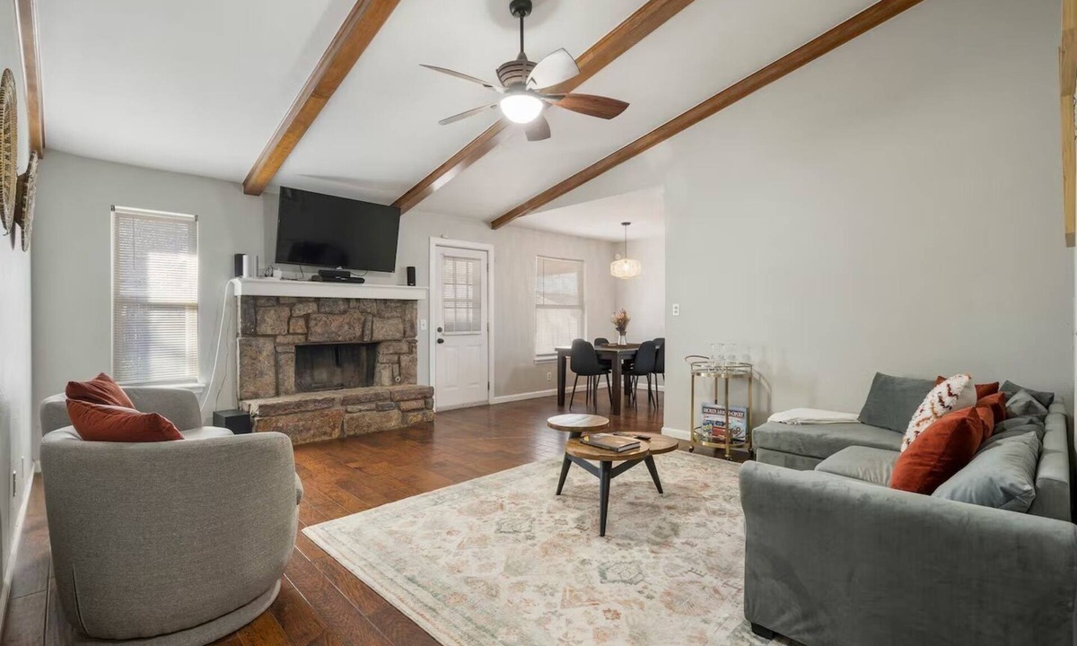Broken Arrow House | Heart of BA Home - Family Friendly - Bella’s Casa