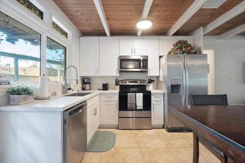 Village of La Jolla House | Heart of La Jolla Village cottage