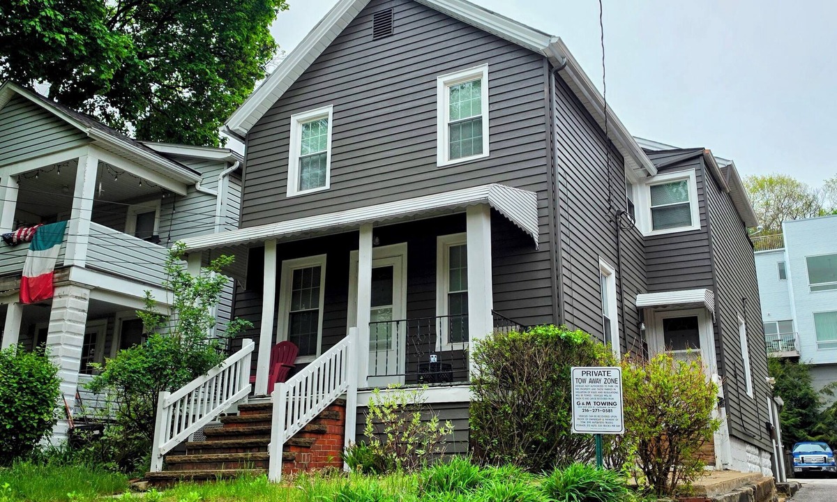 Little Italy Apartment | Heart of Little Italy- Walk to CWRU & Cleveland Clinic -Free Parking