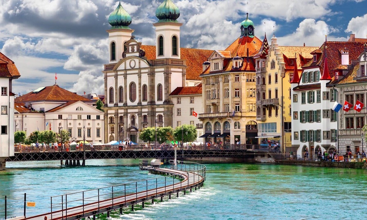 Lucerne Apartment | Heart of Lucerne: Spacious cozy flat + balcony
