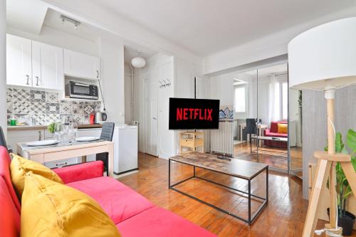 Quartier de l'Ecole-Militaire Apartment | Heart of Paris Studio-2P Invalides Free Netflix