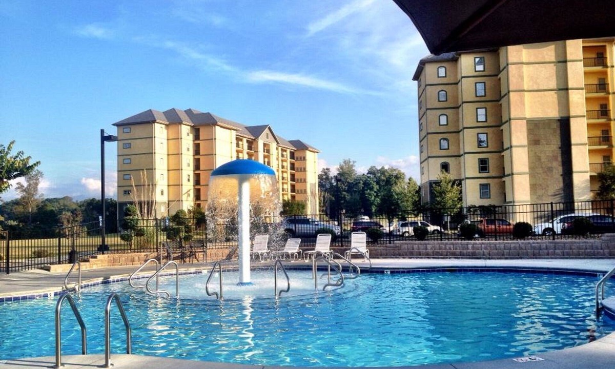 Pigeon Forge Condo | Heart of Pigeon Forge: Ground Level Cozy Condo with Pools & Whirlpool Tub