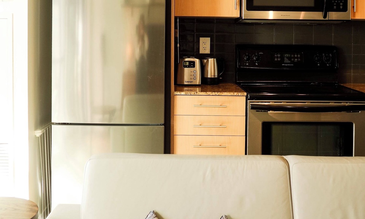 Financial District Condo | Heart of Toronto - Chic Studio with Top Amenities and CN Tower View