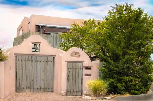 Santa Fe House | Heart of Vibrant Railyard-Large Downtown Loft with Prime Location and Beautiful Deck