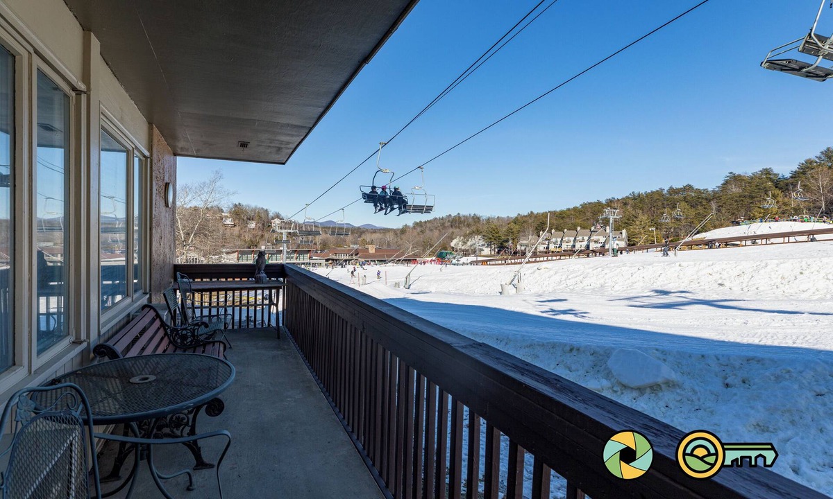 Mount Jackson Condo | Hearthstone Hideout (#211) | Slope views!