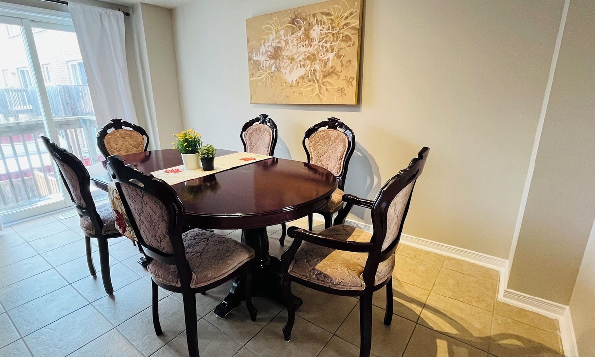 Hurontario House | Heartland Retreat/Pearson 15 min/Square One 9 min