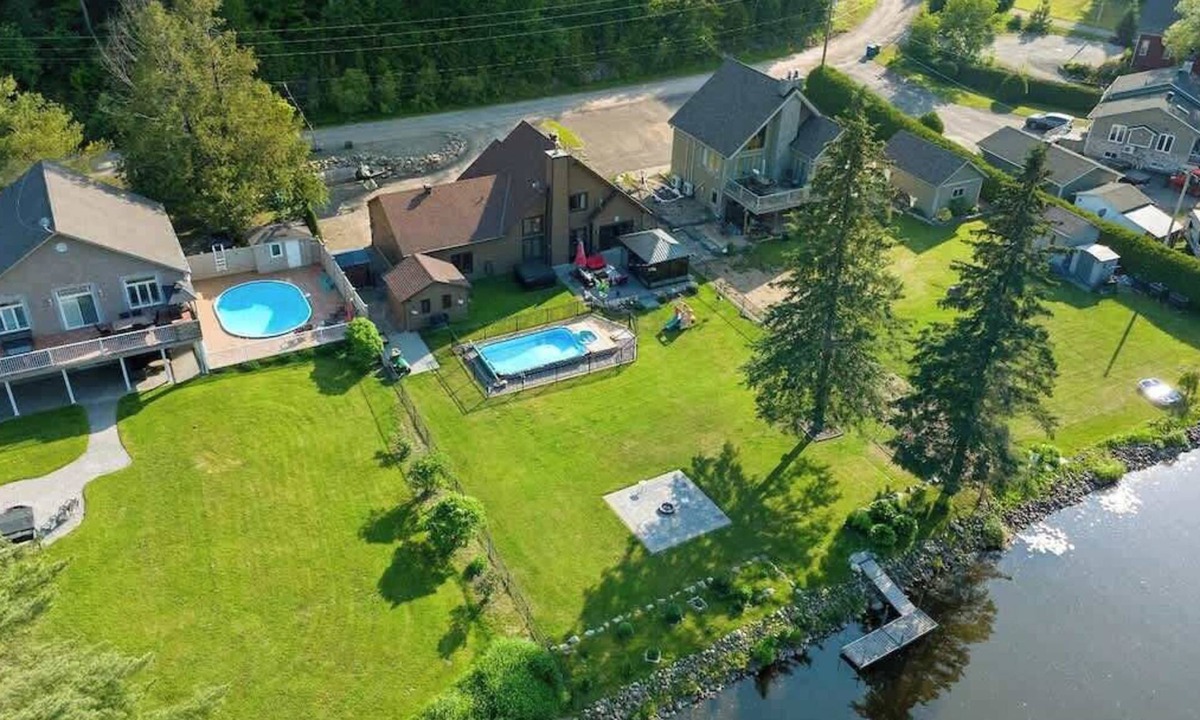 Notre-Dame-de-la-Salette Ski Chalet | Heated Pool*Hot tub*Golf - Family Cottage on Lac de l'Argile