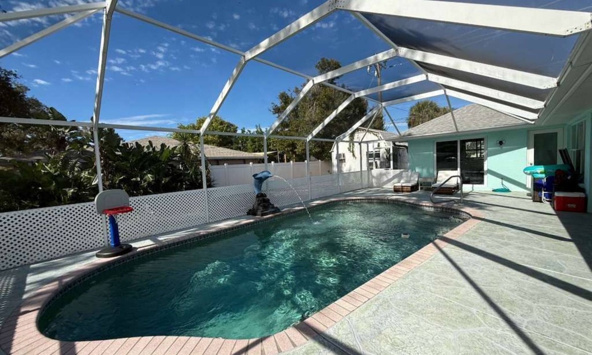Venice Gardens House | Heated & Caged Pool｜9 Min to Beach｜Kids' Zone｜New Listing！