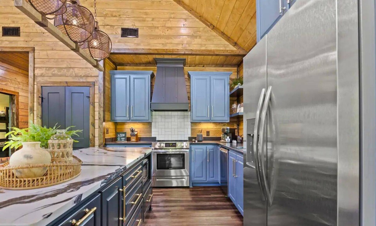 Broken Bow Cabin | Heated & Chilled Pool! | Pickleball | Hot Tub