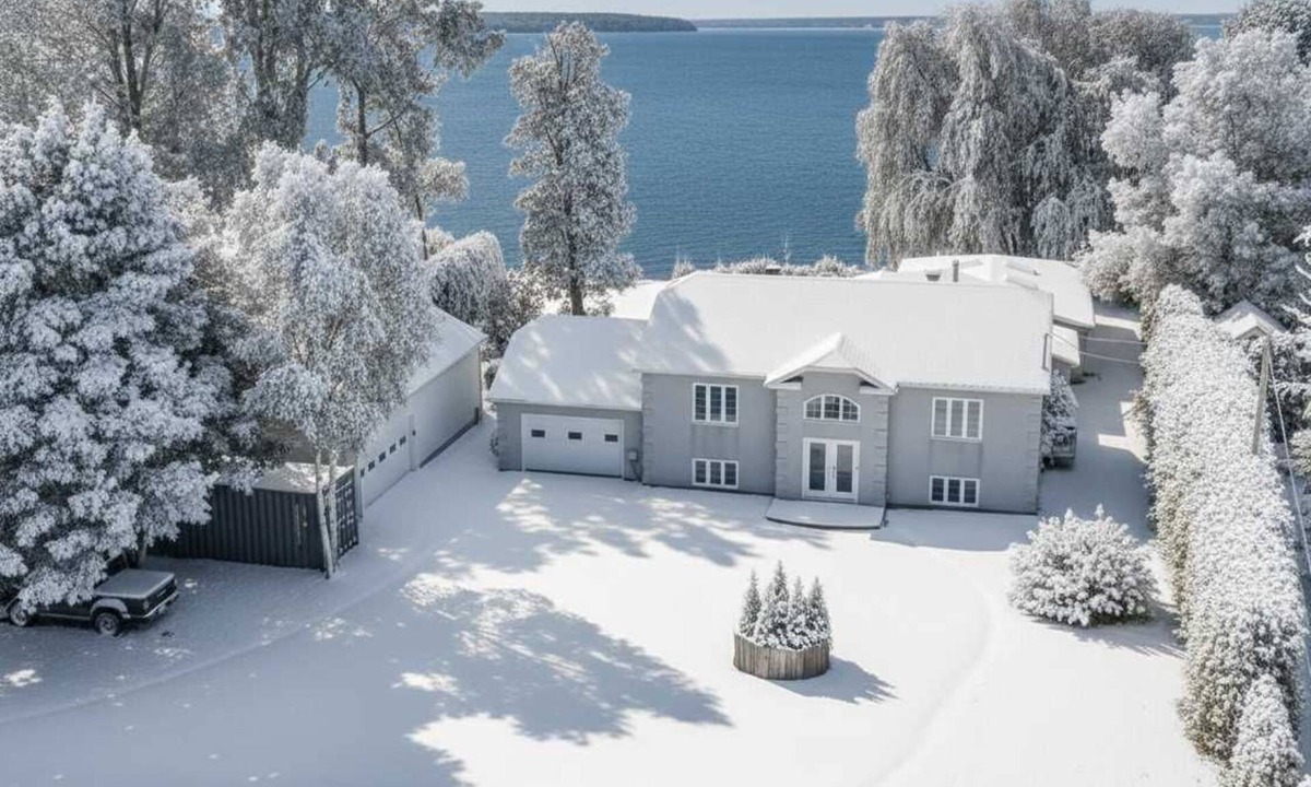 Saint-Placide House | Heated Indoor Pool - Lakefront Luxury Chalet