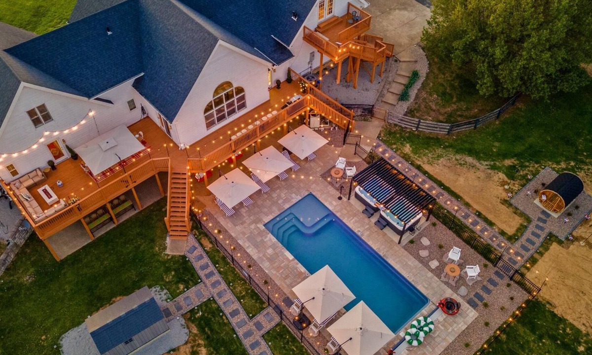 Shelbyville House | Heated Pool~2 hottubs~ Barrel Sauna~Theatre~Arcade~Game Room~PS5 Lounge~ 16 BEDS