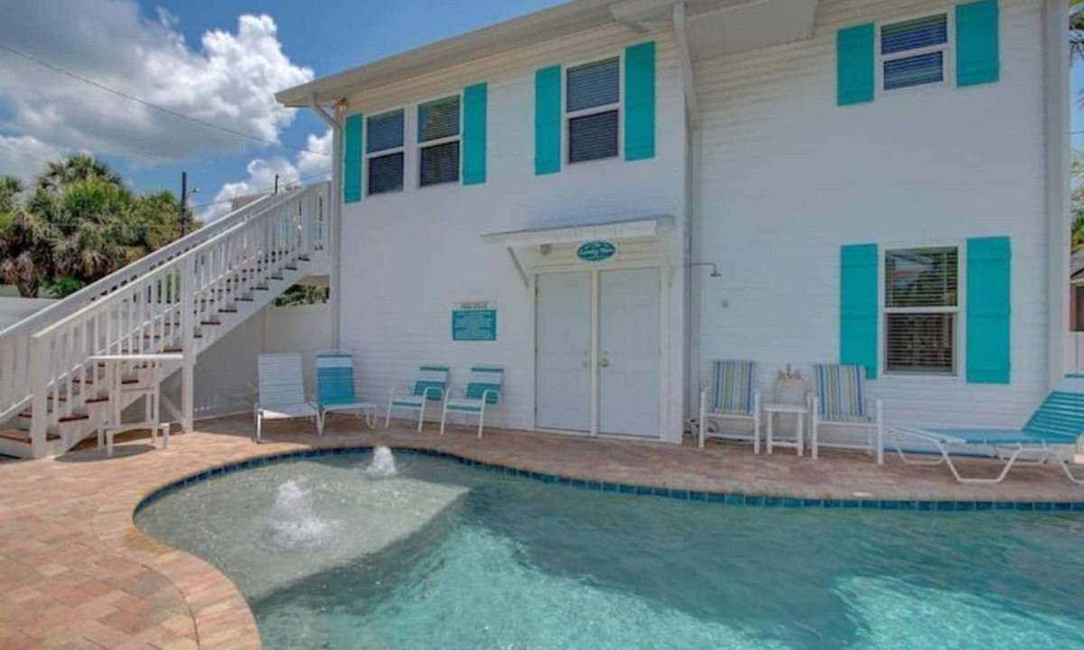 Bay Esplanade House | Heated POOL- 2 Houses to BEACH- Coastal Upper Unit