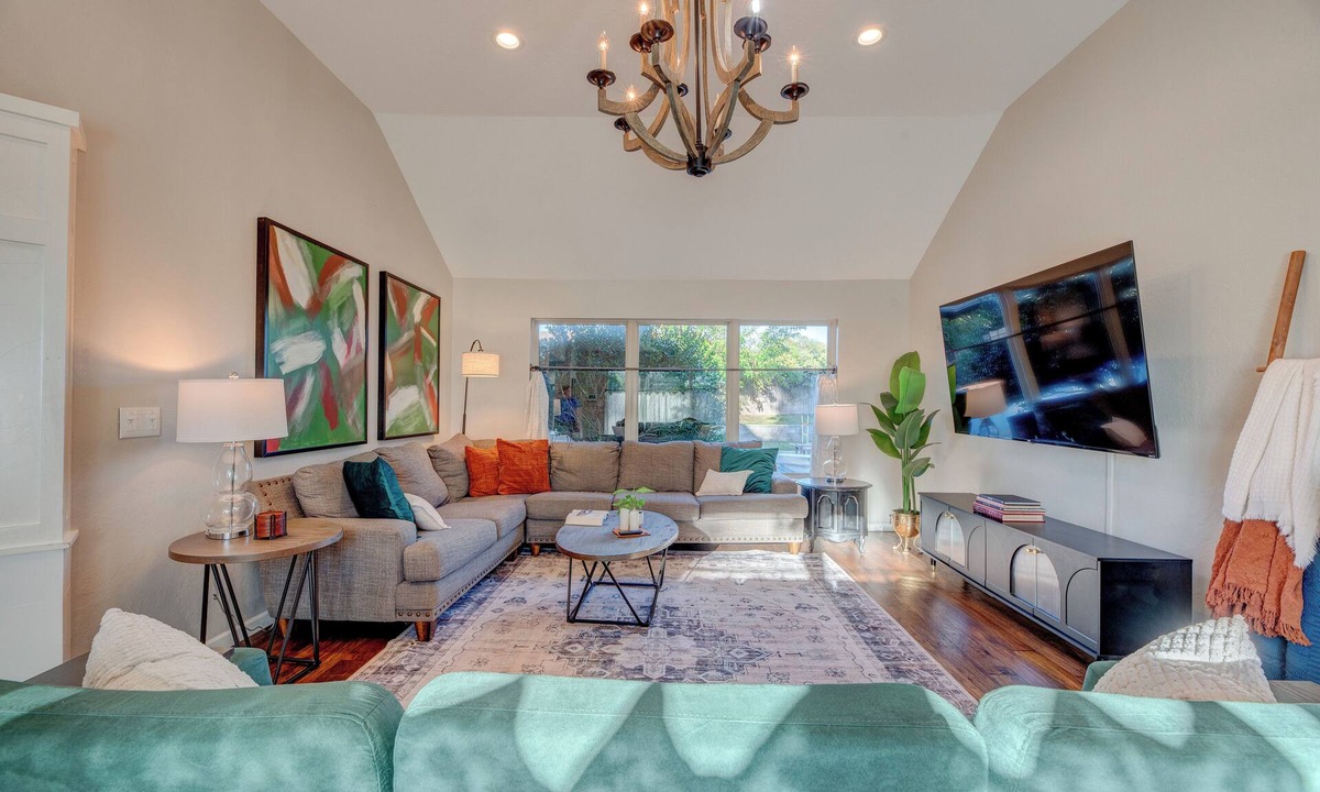 Norman House | Heated Pool, 3 King Bedrooms- 2 Suites, Sleeps 14, Private Backyard Near OU