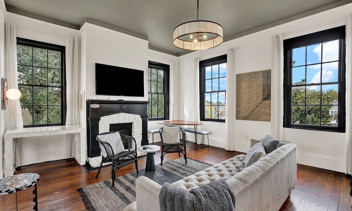 Savannah Victorian District Condo | Heated Pool Access, Luxe Forsyth Condo