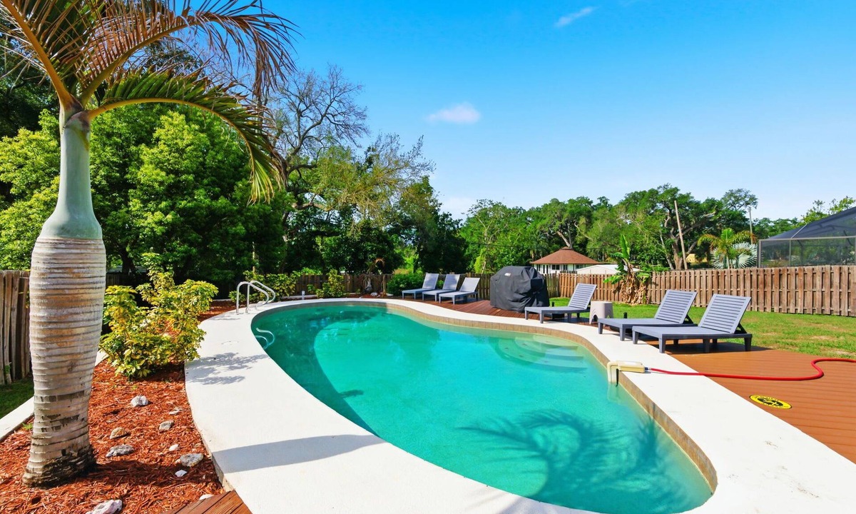 Rustic Oaks House | Heated Pool + Games Sleeps 10 Near Beaches