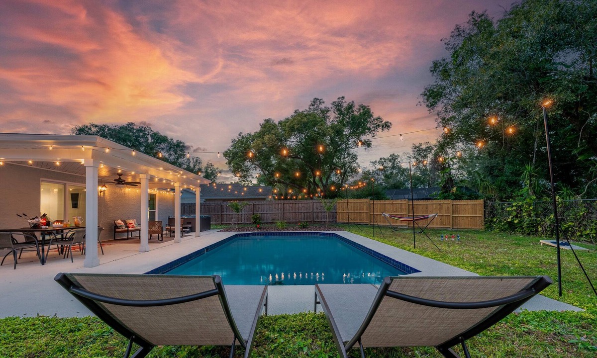 Carrollwood Bed & Breakfast | Heated Pool+Hot Tub 4BR Tampa Family Game Oasis