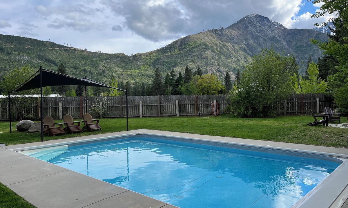 Leavenworth Cabin | Heated Pool, Hot Tub, Fenced Acre for Dogs, Views, EV Charger