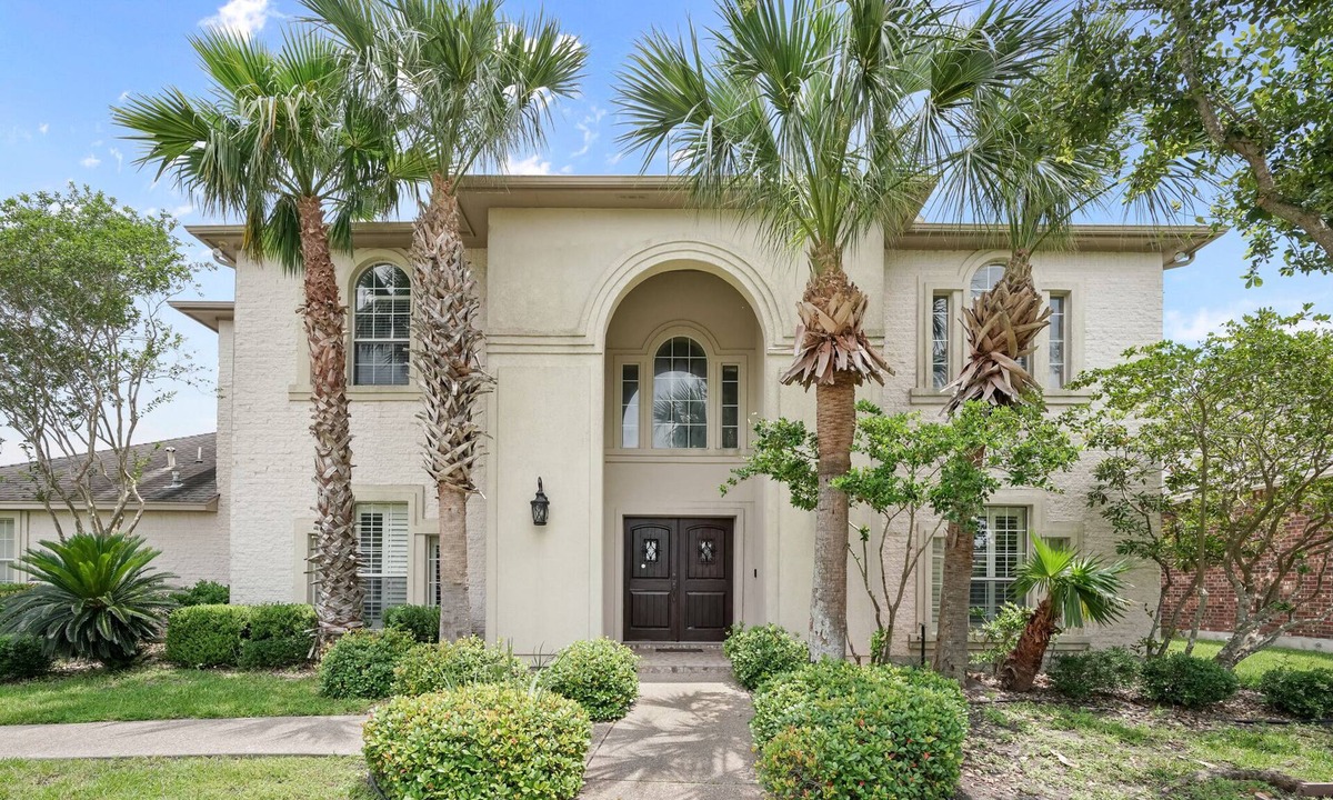 South Side House | Heated Pool + Hot Tub + 7 BR + 3 Kings + 20 min Beach + DT + BBQ + Pool Table