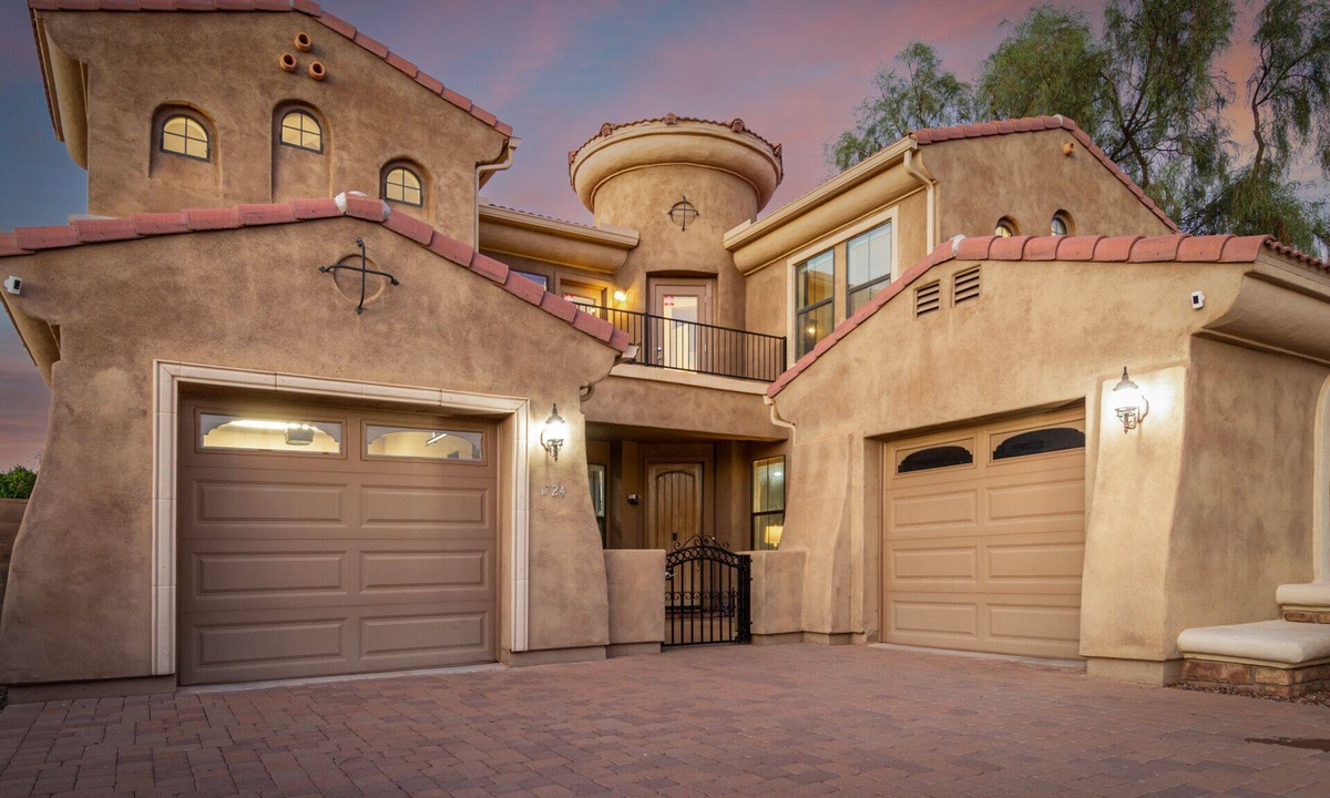 Camelback East House | Heated pool, jacuzzi, Fast Wifi, Pac Man, Fire Pit, BBQ, Sleeps 14!