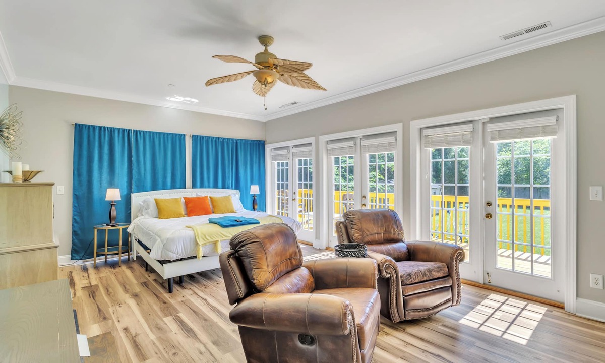 Winston - Salem House | Heated Pool King Bed Jacuzzi Bath Arcade