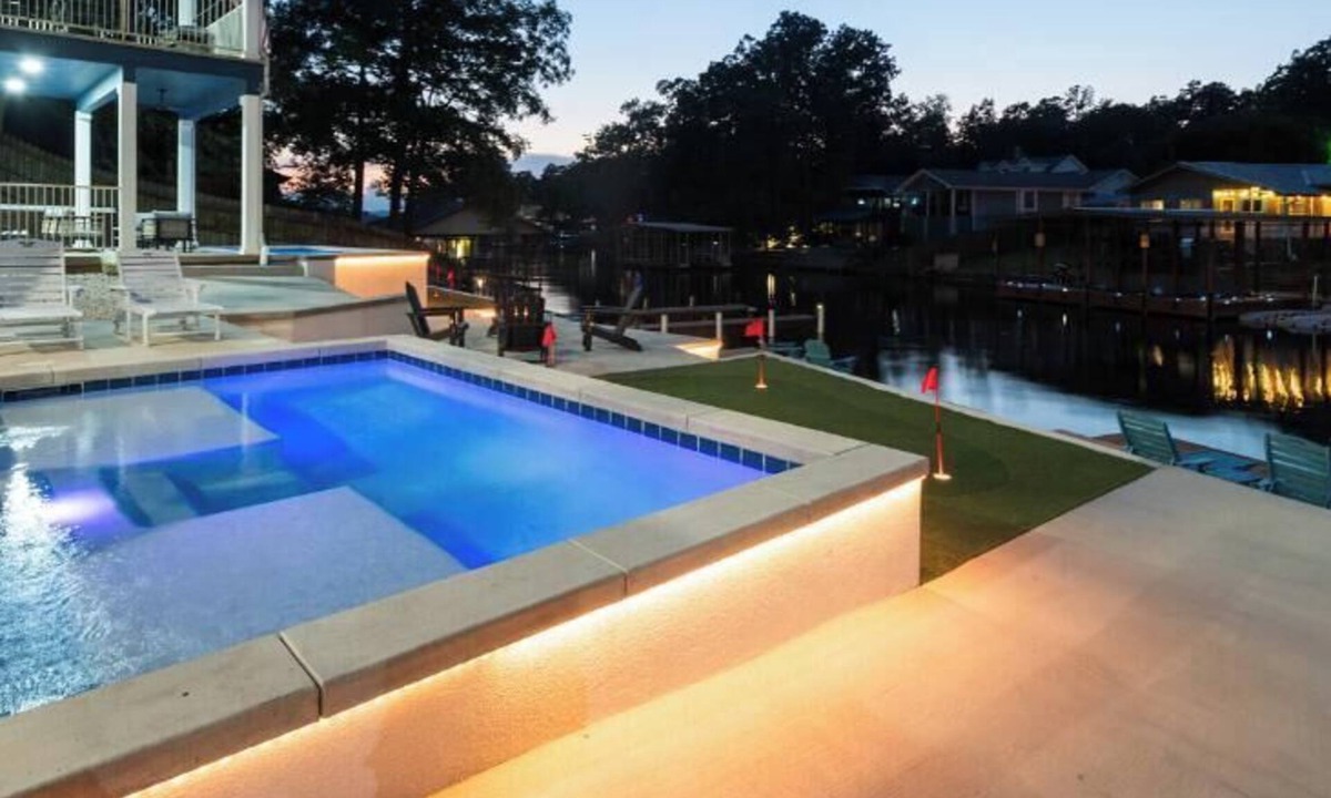 Mid America House | Heated Pool! MiniGolf! Hot Tub! Fire Pit! Lakefront!