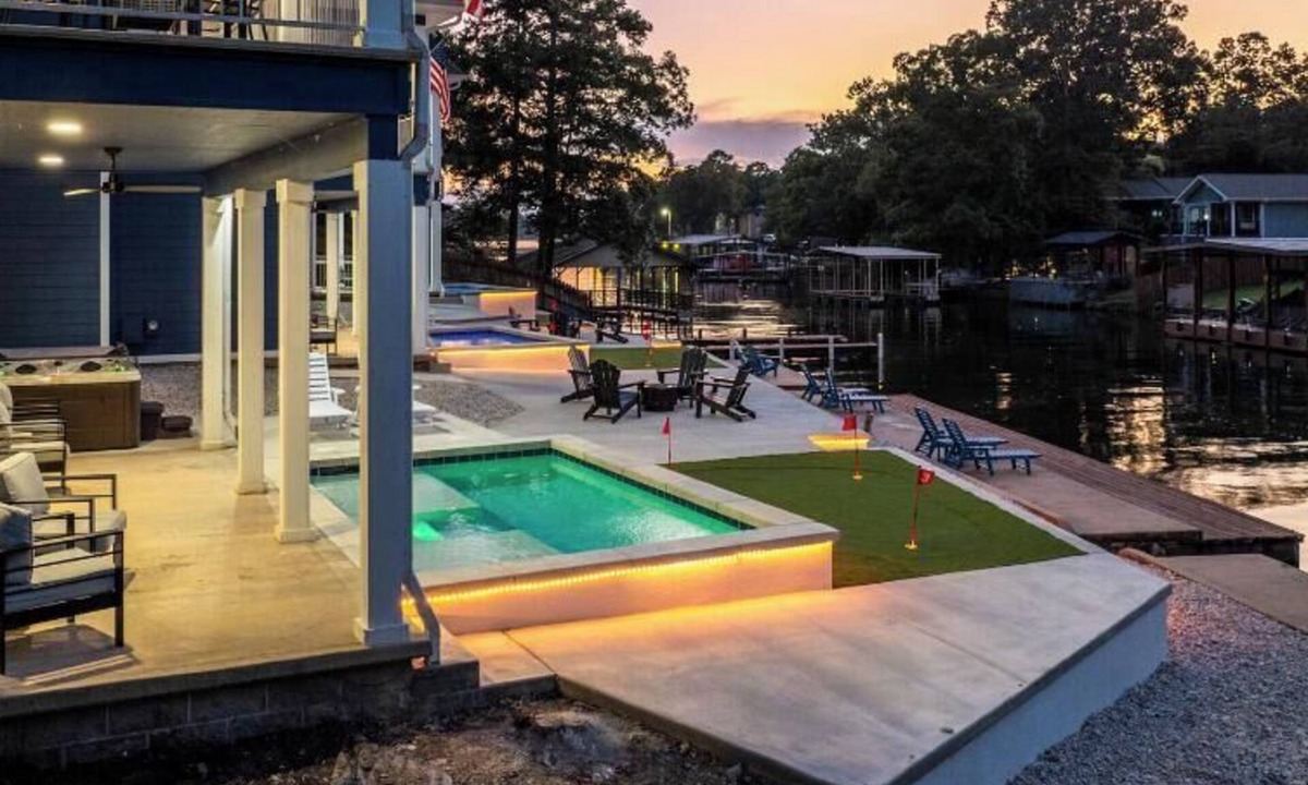 Mid America House | Heated Pool! MiniGolf! Fire Pit! Hot Tub! Lake!