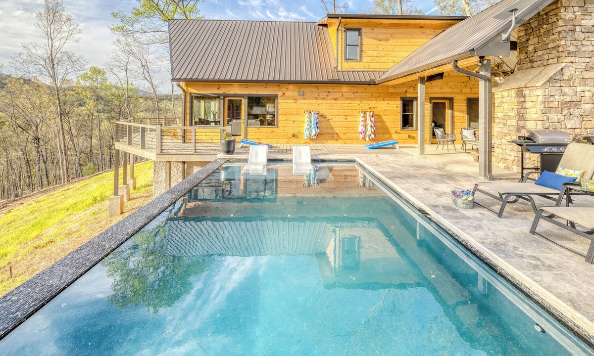 Mineral Bluff Cabin | Heated Pool * MTN Views * Fireplace * Hot Tub
