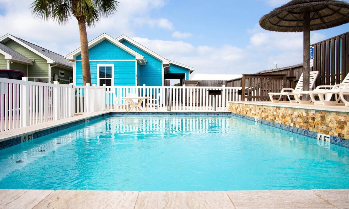 Corpus Christi House | HEATED POOL! PET FRIENDLY! Cozy Cottage by the Sea
