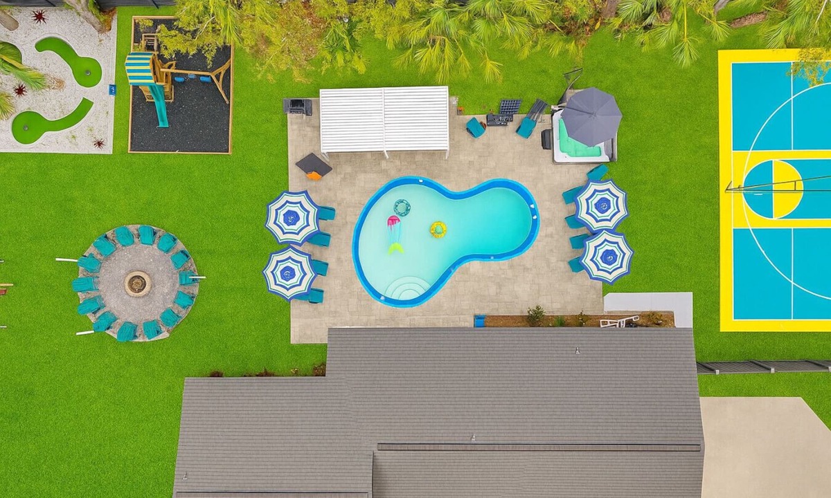 Town N County Park House | Heated Pool, Pickleball, basketball, putting green -3 King beds