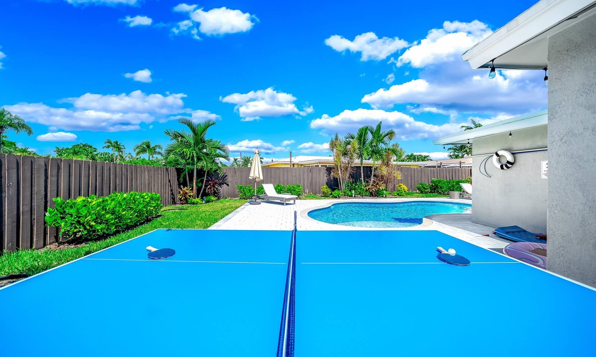 Central Corals House | Heated Pool! Ping-Pong+Close To Beach & Shops!