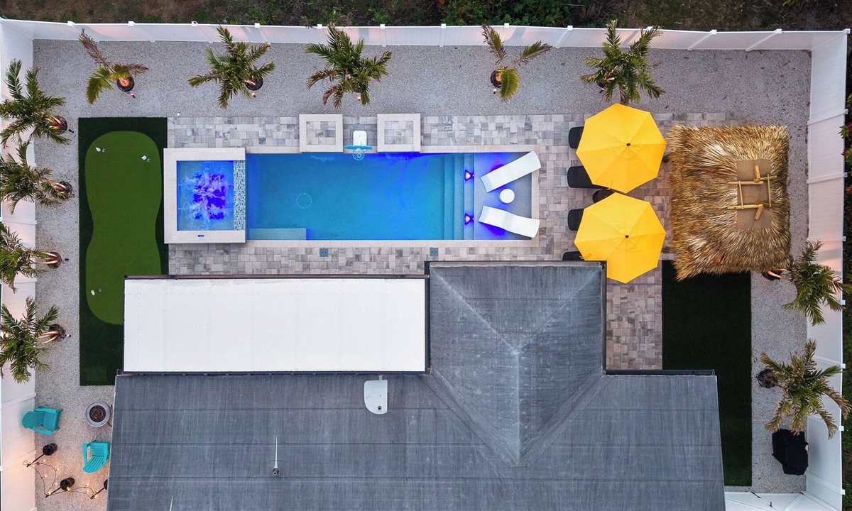 South Sarasota House | Heated Pool Spa Tiki Hut Mini Golf 10 Min to Siesta Key