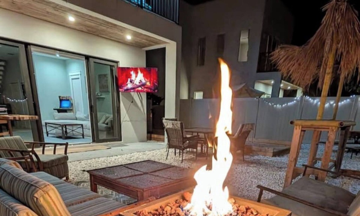 Gillespie Park House | Heated Saltwater Pool and Hot Tub, Walk Downtown.
