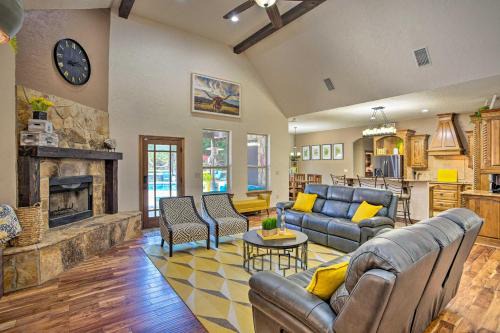Elmo House | Heated Spa, Fire Pit! 14-Acre Terrell Ranch Escape