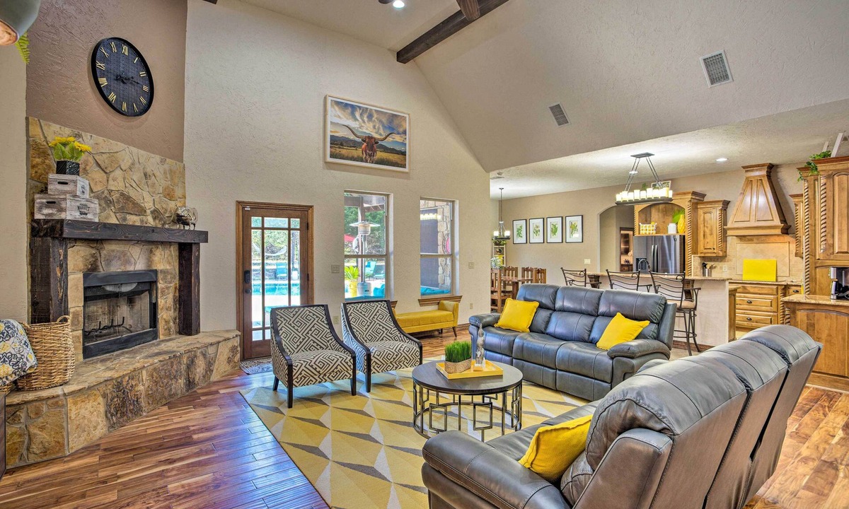 Elmo House | Heated Spa, Fire Pit! 14-Acre Terrell Ranch Escape
