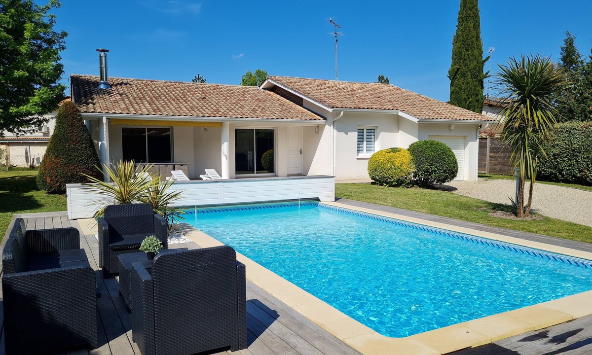 Biganos Villa | Heated swimming pool 4-star tourist accommodation 10mns walk from port Biganos