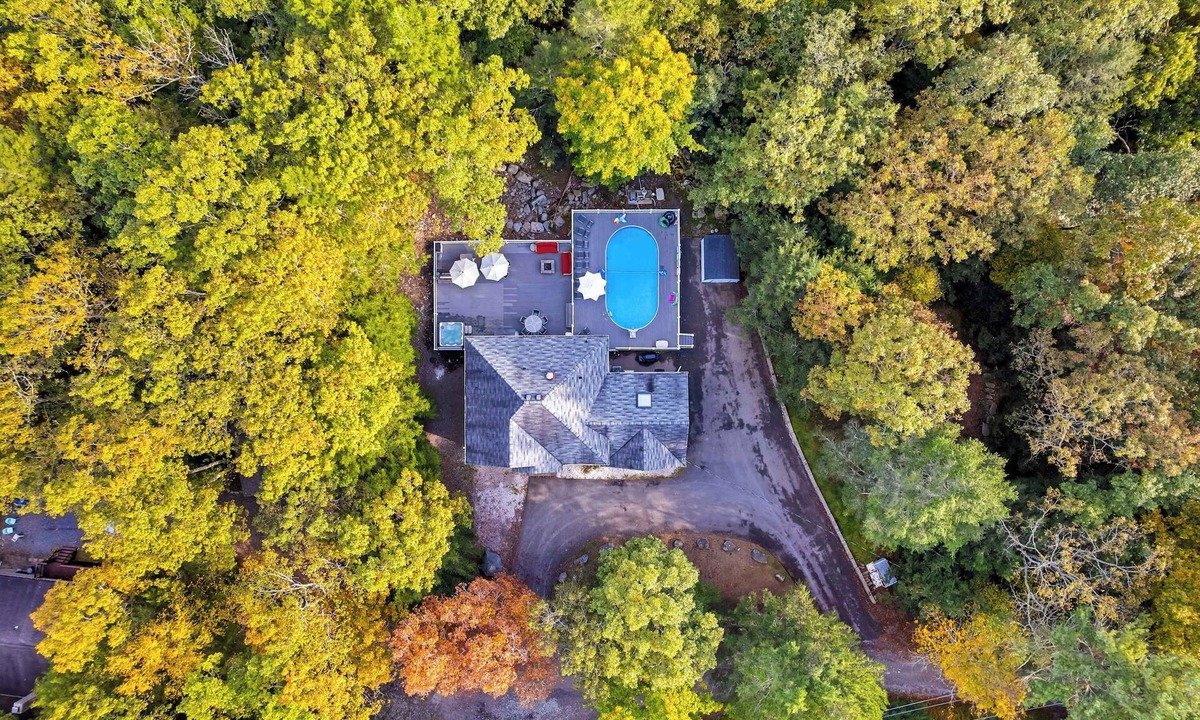 East Stroudsburg House | HeatedPool,HotTub,GameRoom,Dog&KidFriendly,FirePit