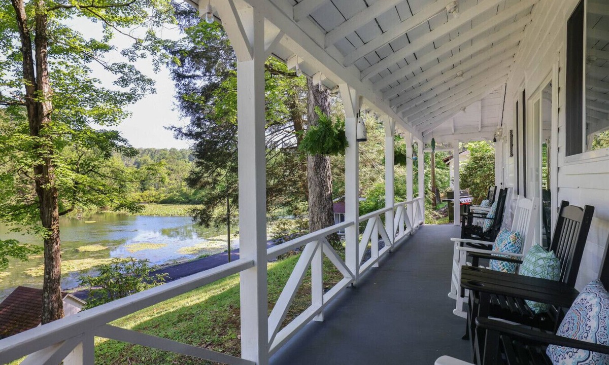 Saylorsburg House | Heatherbell, A Lakeside Retreat