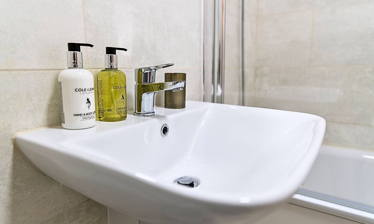 Stanwell Apartment | Heathrow Clean 2 Bed Apartment Perfect for 6 Plus Parking