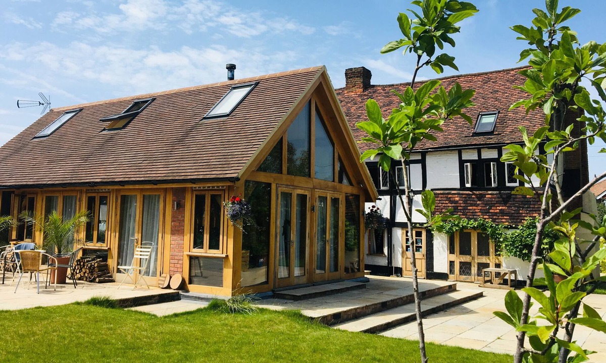 Stanwell Bed & Breakfast | Heathrow Cottages B&B