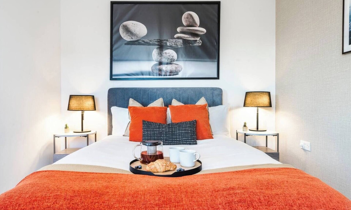 London Borough of Hounslow Apartment | Heathrow in 15 mins+ Balcony + Dedicated Workspace