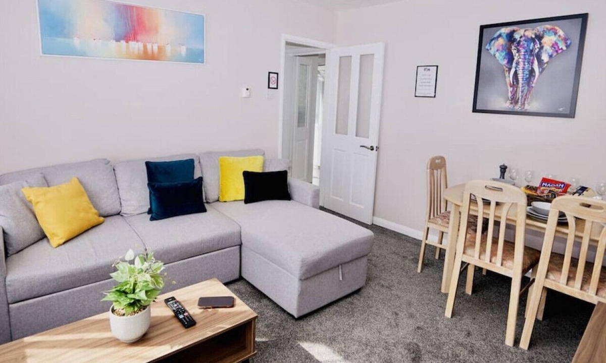 Runnymede House | Heathrow Stays Close to Heathrow Free Parking