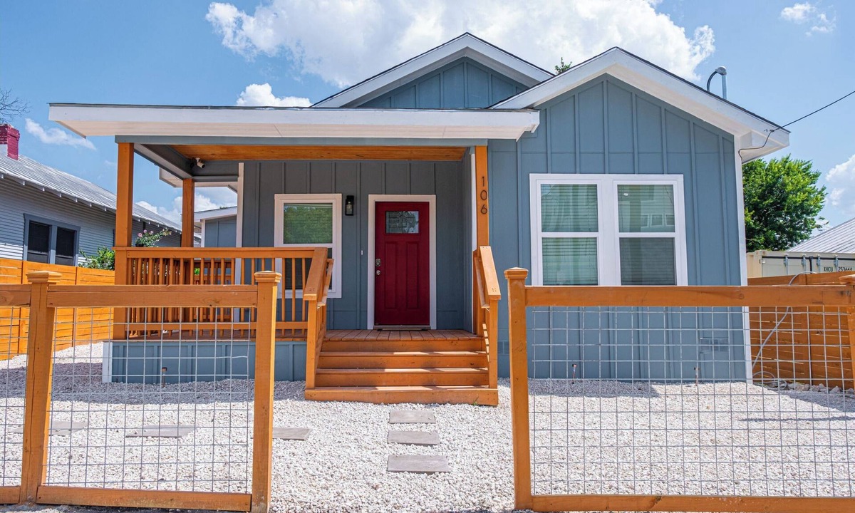 Historic Garderns House | Heaven-sent Convenient 4BR/3BA Near Downtown