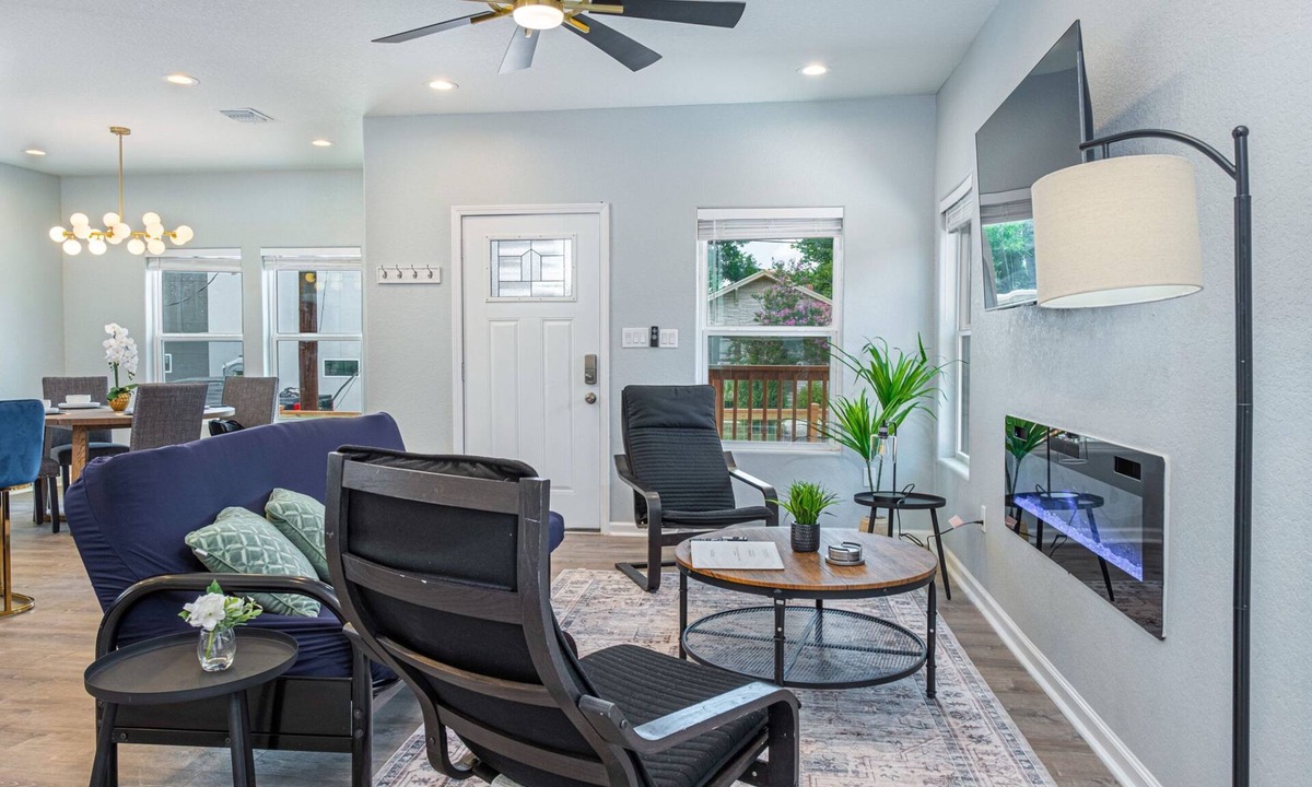 Historic Garderns House | Heaven-sent Convenient 4BR 3BA Near Downtown