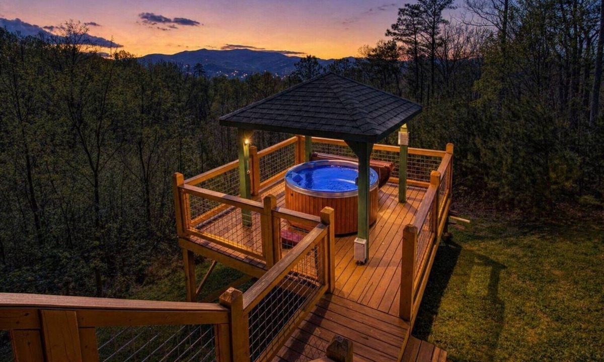 Gatlinburg Cabin | Heavenly View, FREE Attraction tickets for each paid day, Resort Pool, Hot Tub!