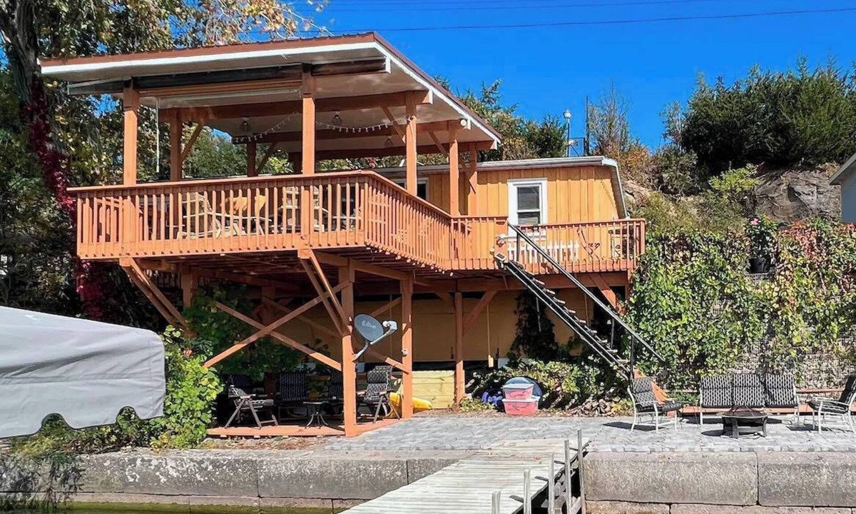 Town of Ledyard House | Heck-Of-A-Deck Lakehouse with Sunsets, and Kayaks, too!