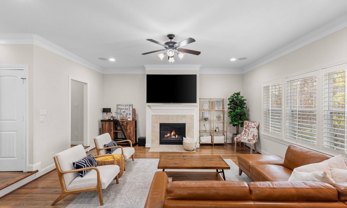 Shady Acres House | Heights 3BR w/Putting Green, Parking & Walkable Spots. Pet-Friendly. 25m to NRG