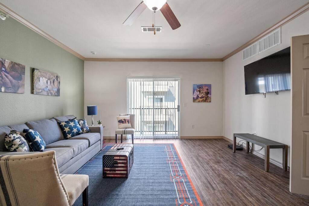 Downtown Oklahoma City Apartment | HEIRS VENTURES : Patriot . Near Civic Center . Museum . OKC Thunder Arena . With Washer and Dryer