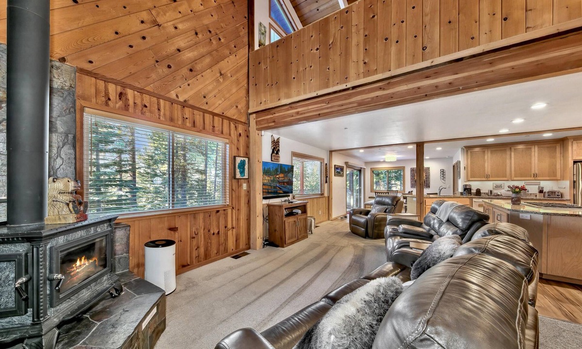 Pioneer Trail House | Hekpa Luxury 4BR/3BA-Sauna-, Pool Table