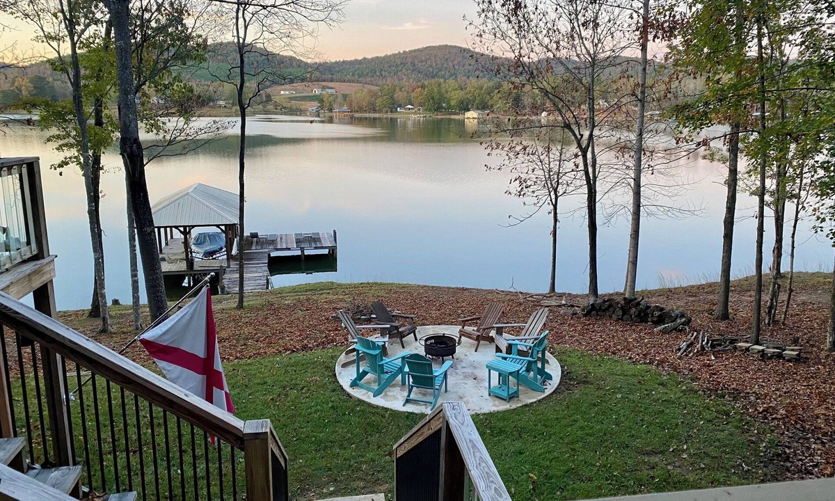 Ashville House | Hello Lake Escape !