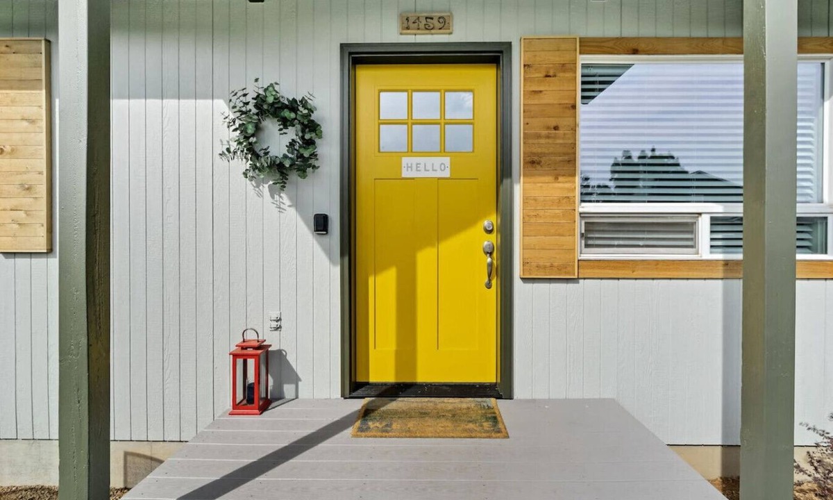 Mountain View District House | Hello Mellow Yellow - 2 King Bed, Dog Friendly, Walkable!